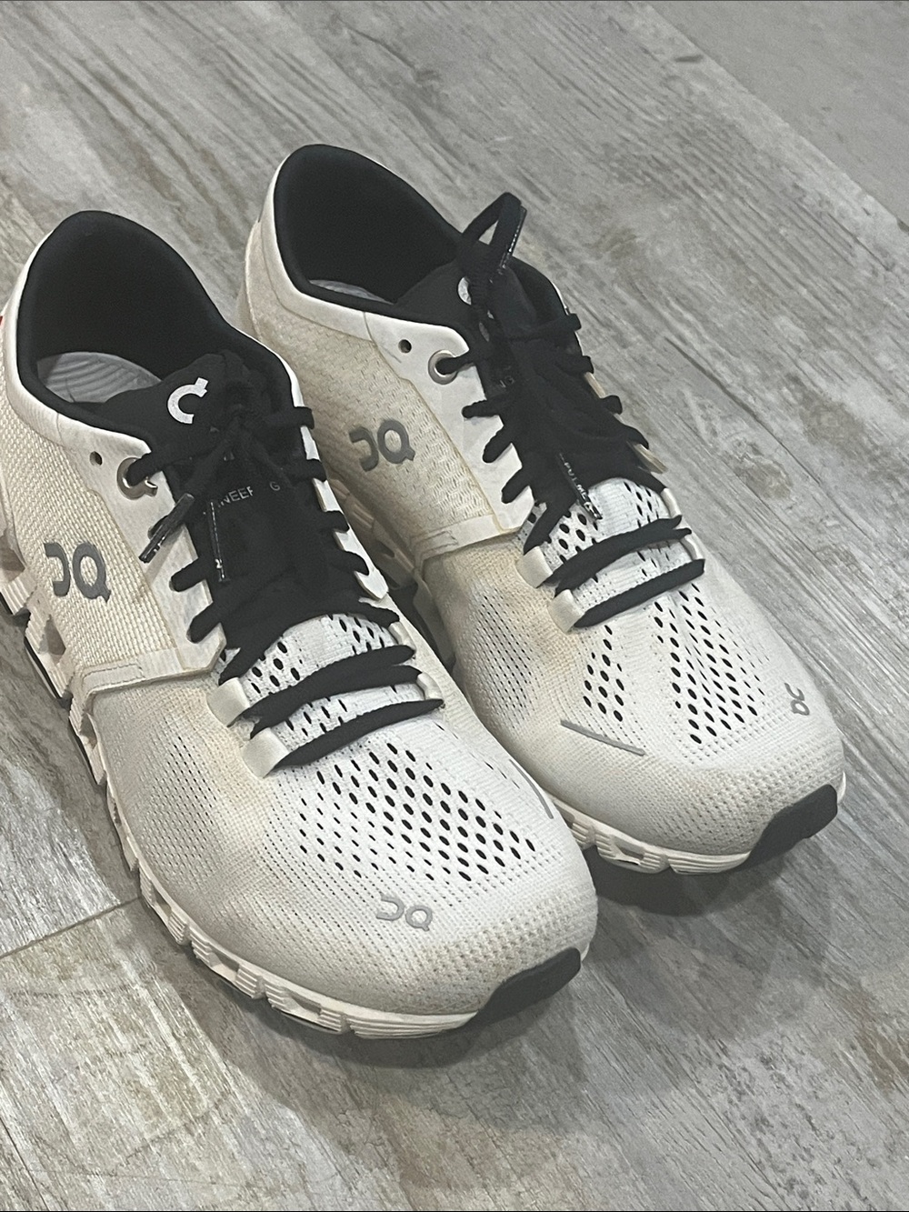 On Running shoes running 6.5 Women’s White and Black Cloud-Style Athletic Shoes